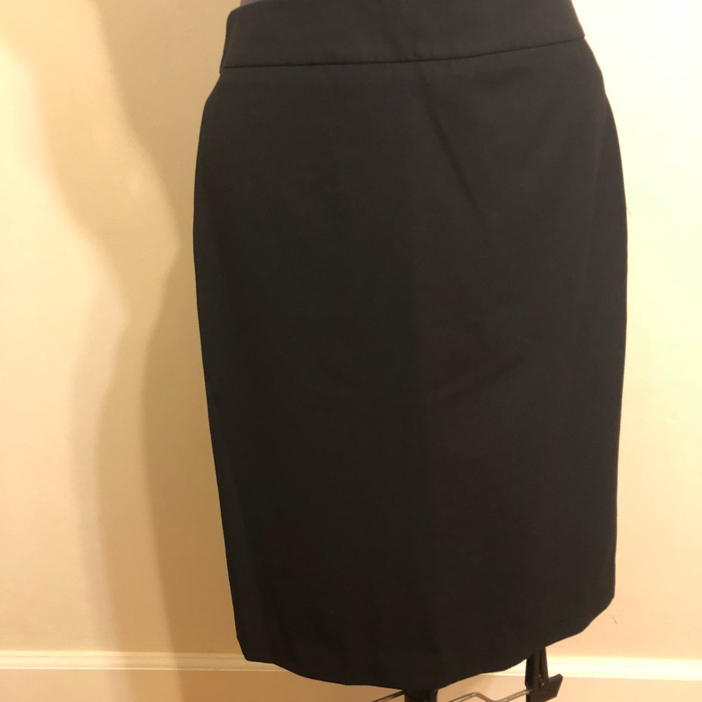 Black Ann Taylor Loft pencil skirt. Size 2